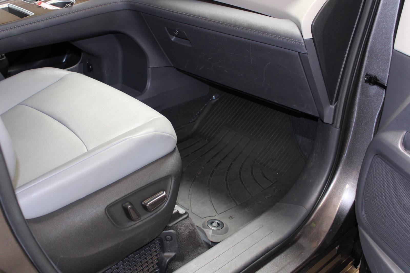 Used 2024 Toyota Sienna XLE AWD/4WD image 40