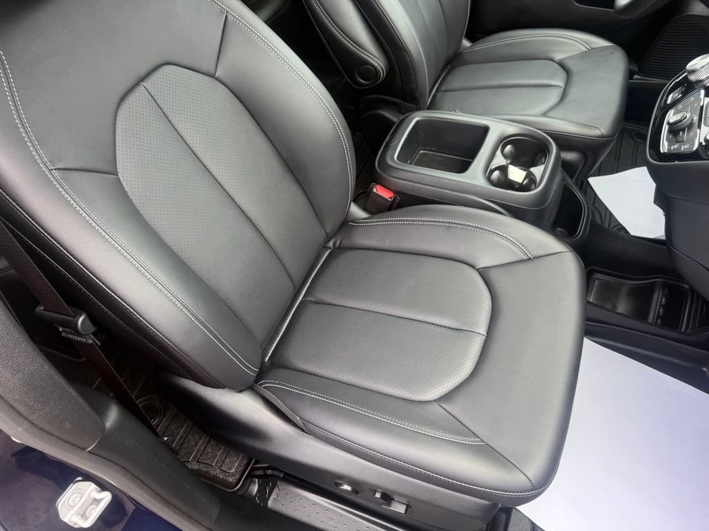 Used 2025 Chrysler Pacifica Select w/ Uconnect Theater Family Group AWD/4WD image 66