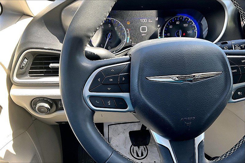 Used 2023 Chrysler Pacifica Touring-L image 18