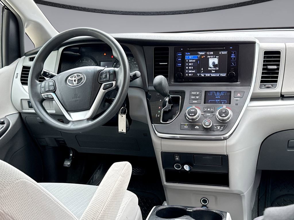 Used 2017 Toyota Sienna LE FWD image 19