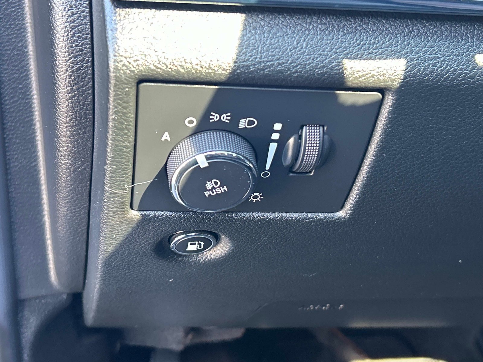 Used 2014 Jeep Grand Cherokee Limited image 22