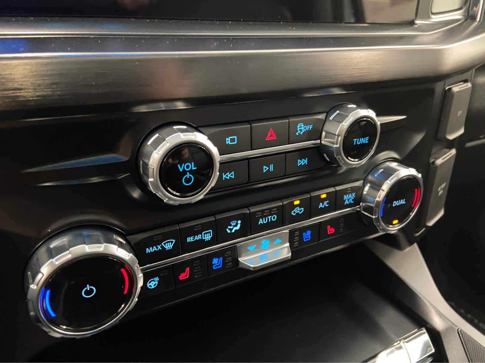 New 2026 Ford F350 Lariat w/ Black Appearance Package image 38