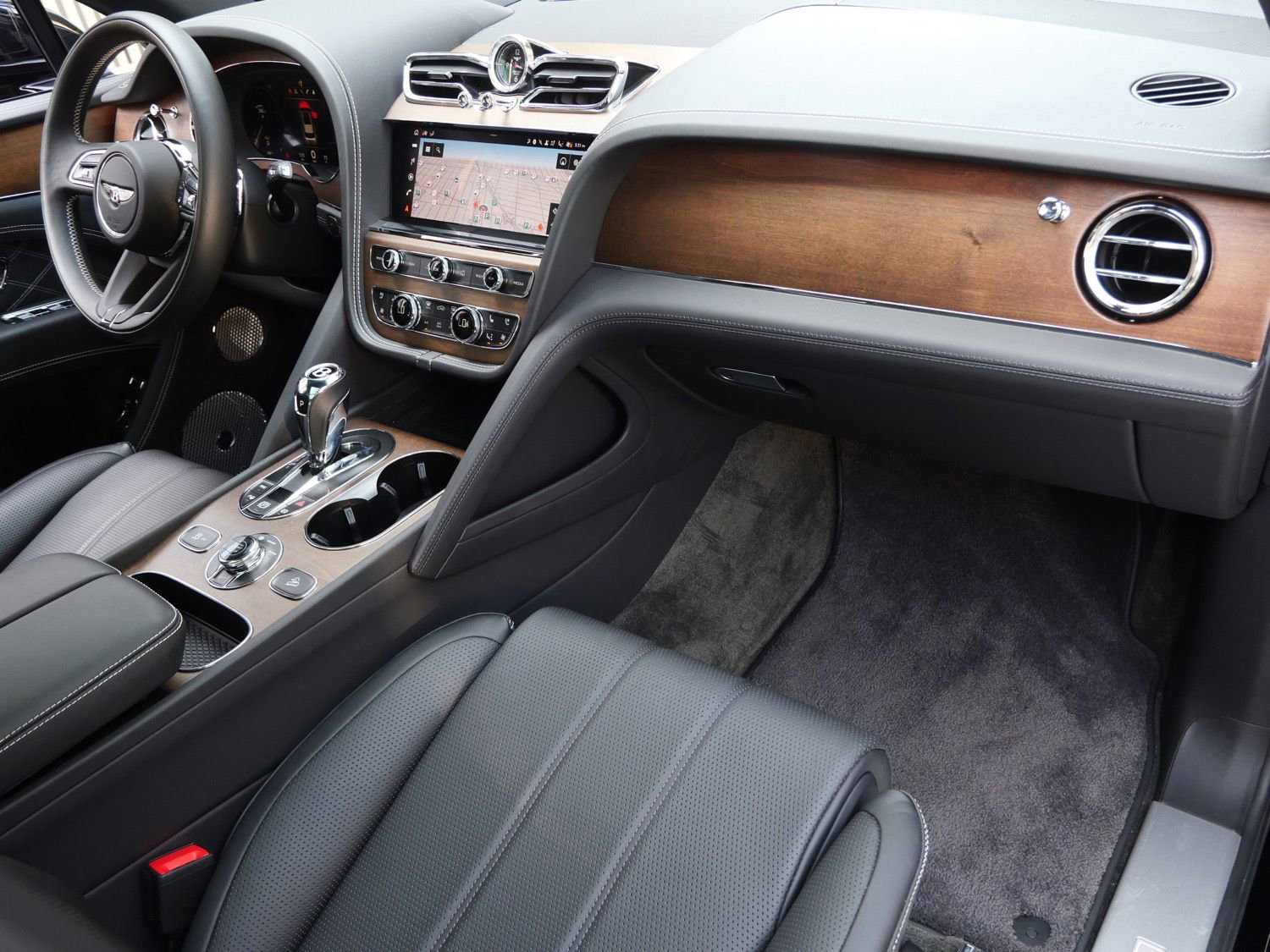 Used 2023 Bentley Bentayga Extended Wheelbase image 2