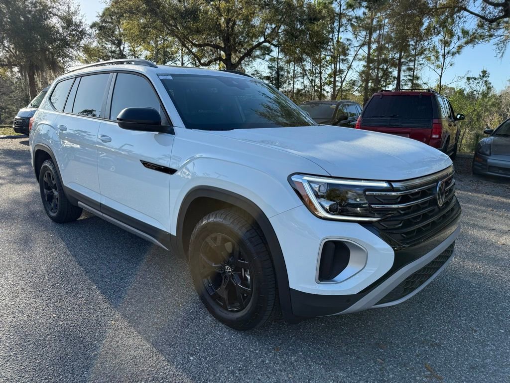 Used 2025 Volkswagen Atlas Peak Edition SE image 3