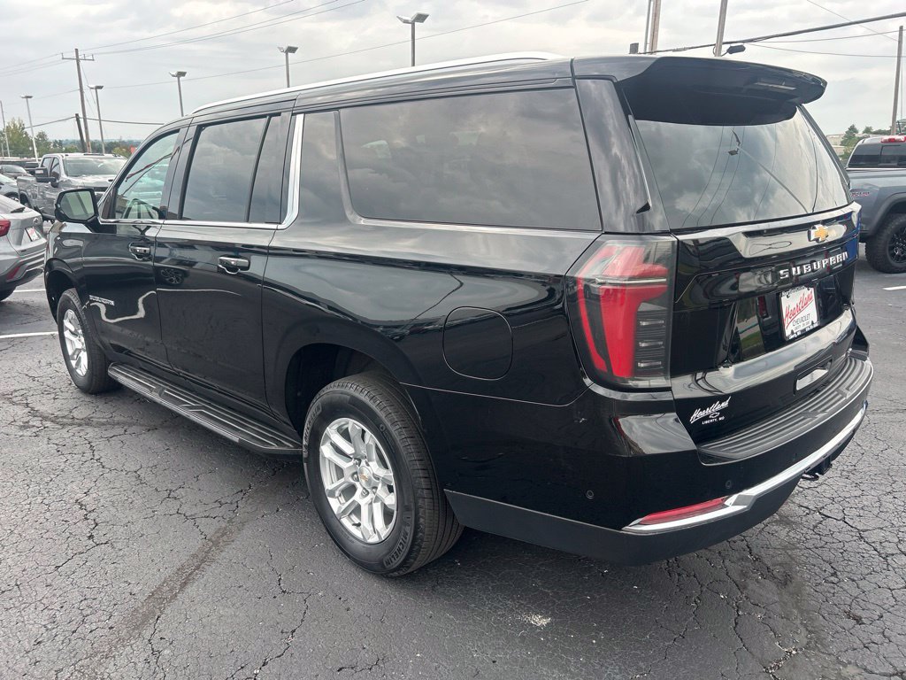 Used 2025 Chevrolet Suburban LT AWD/4WD image 7