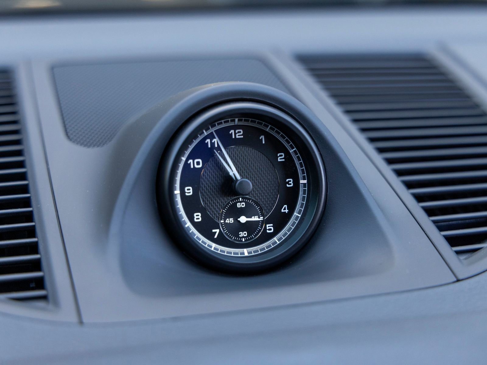 Certified 2025 Porsche Macan AWD/4WD image 34