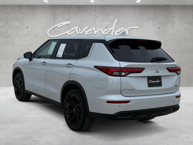 Used 2023 Mitsubishi Outlander SE Black Edition image 14