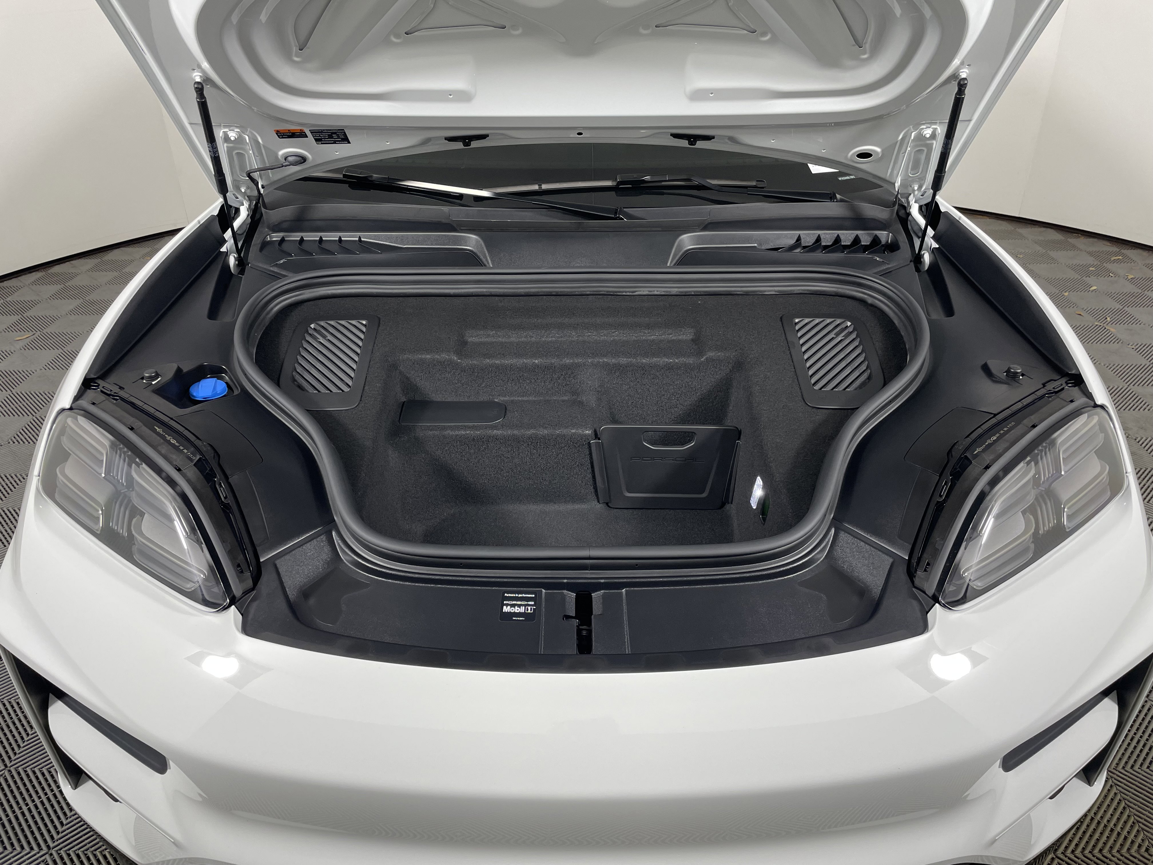 Certified 2025 Porsche Macan Turbo Electric image 22