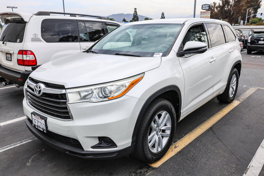 Used 2014 Toyota Highlander LE FWD image 2
