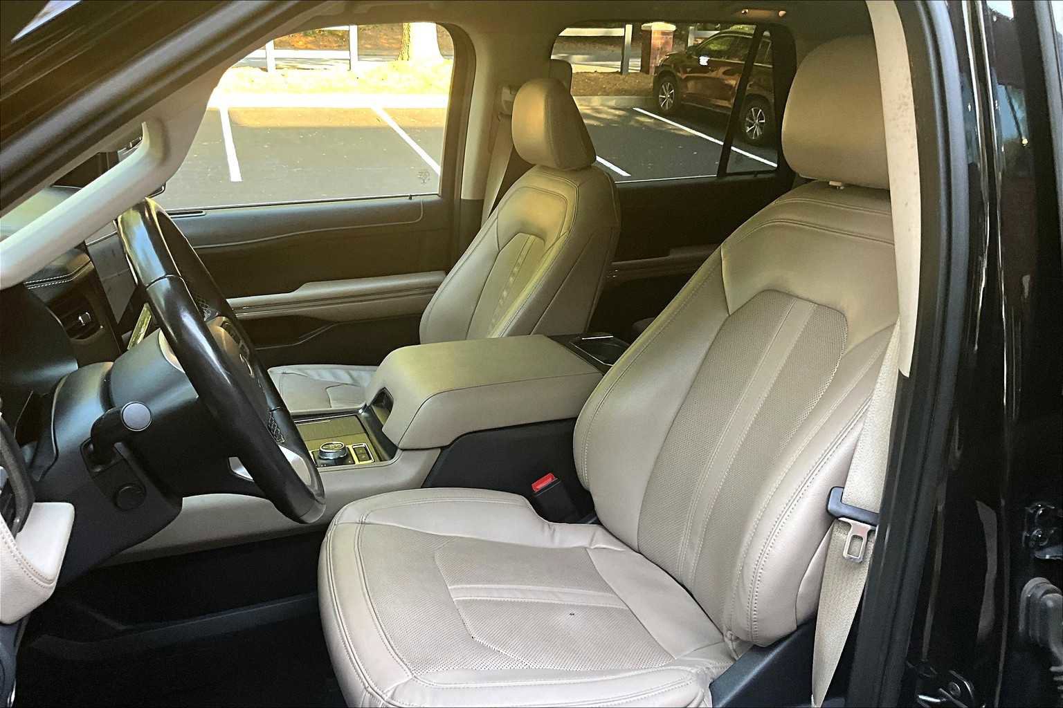 Used 2023 Ford Expedition Limited image 13