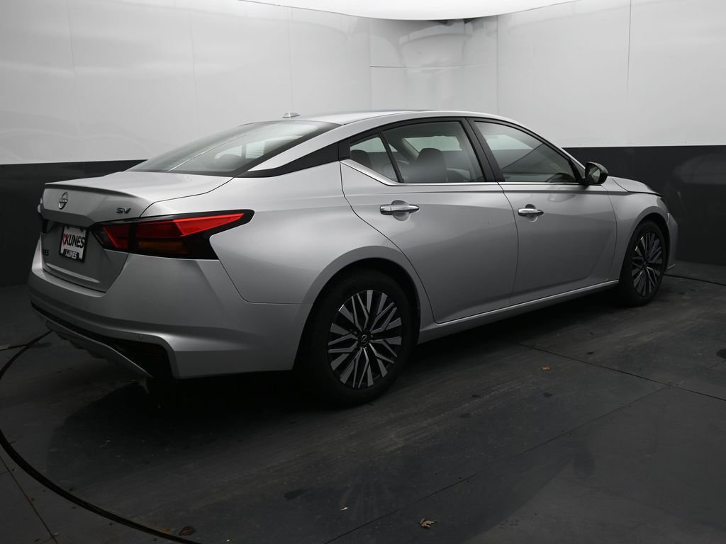 Used 2024 Nissan Altima 2.5 SV FWD image 13