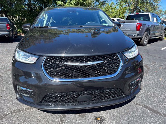 Used 2023 Chrysler Pacifica Touring-L FWD image 2