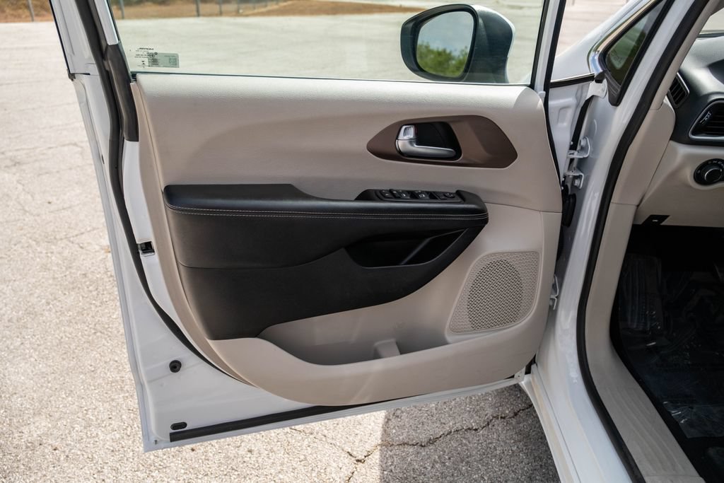 Used 2023 Chrysler Voyager LX FWD image 11