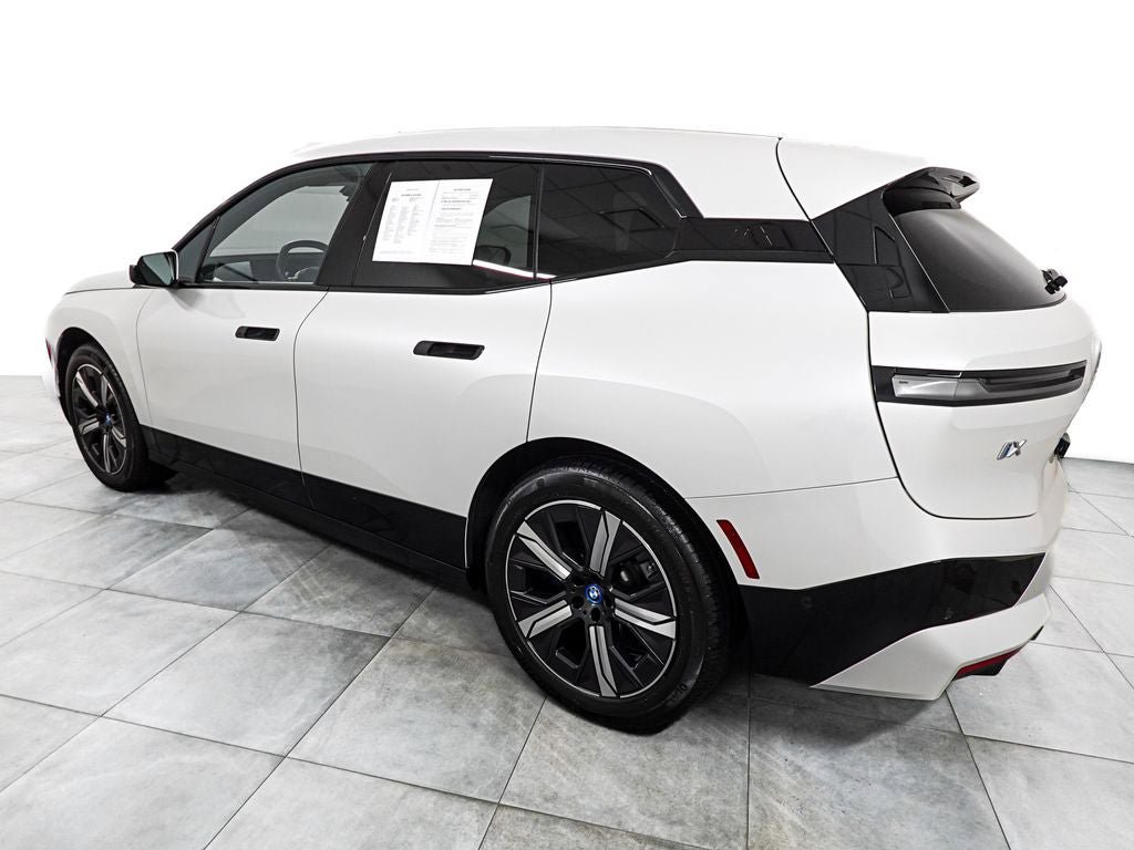 Used 2023 BMW iX xDrive50 w/ Sport Package AWD/4WD image 5