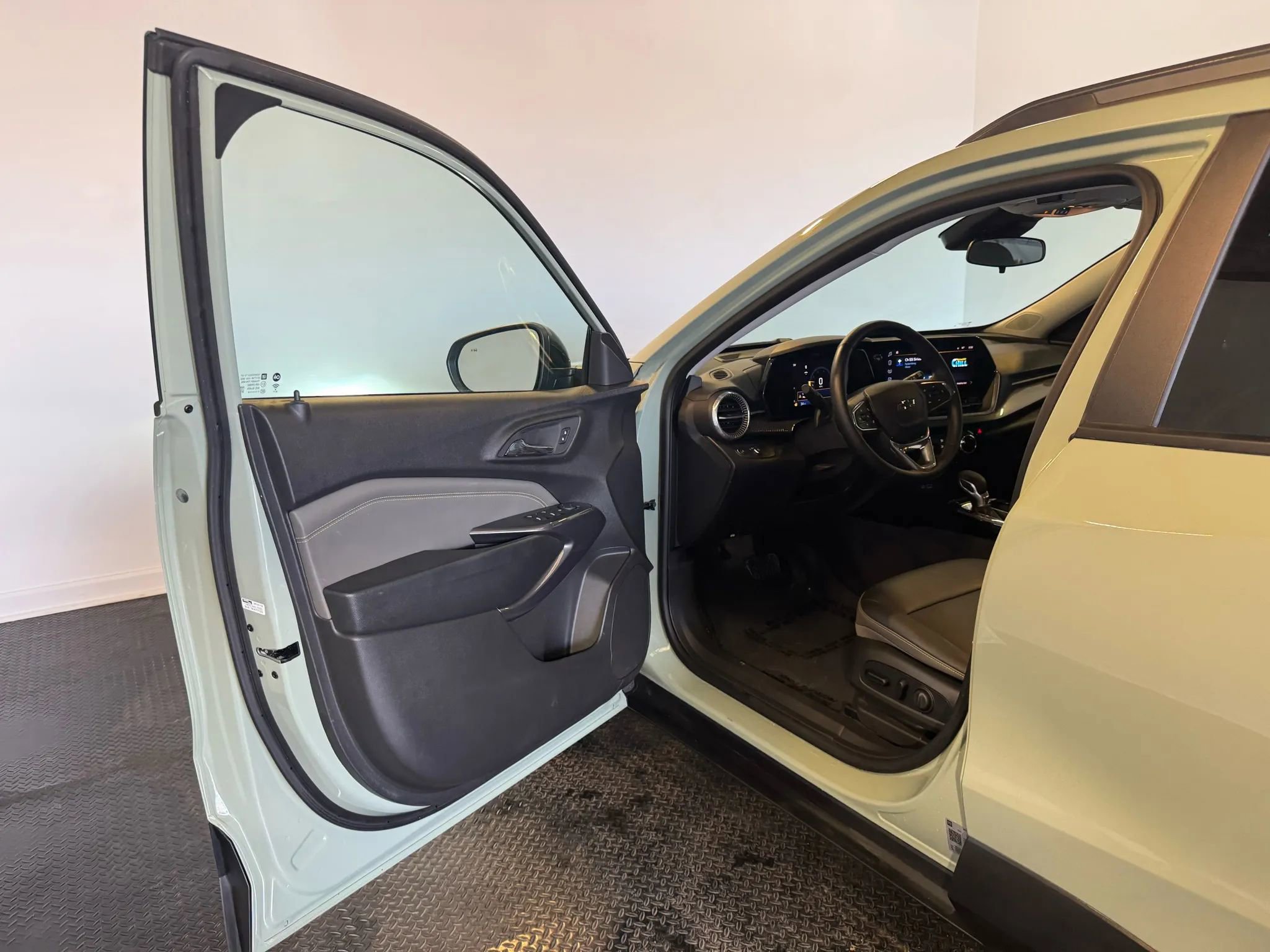 Used 2025 Chevrolet Trax ACTIV w/ Driver Confidence Package image 8