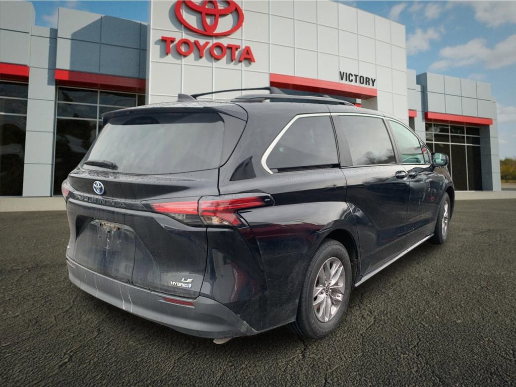 Used 2022 Toyota Sienna LE image 2