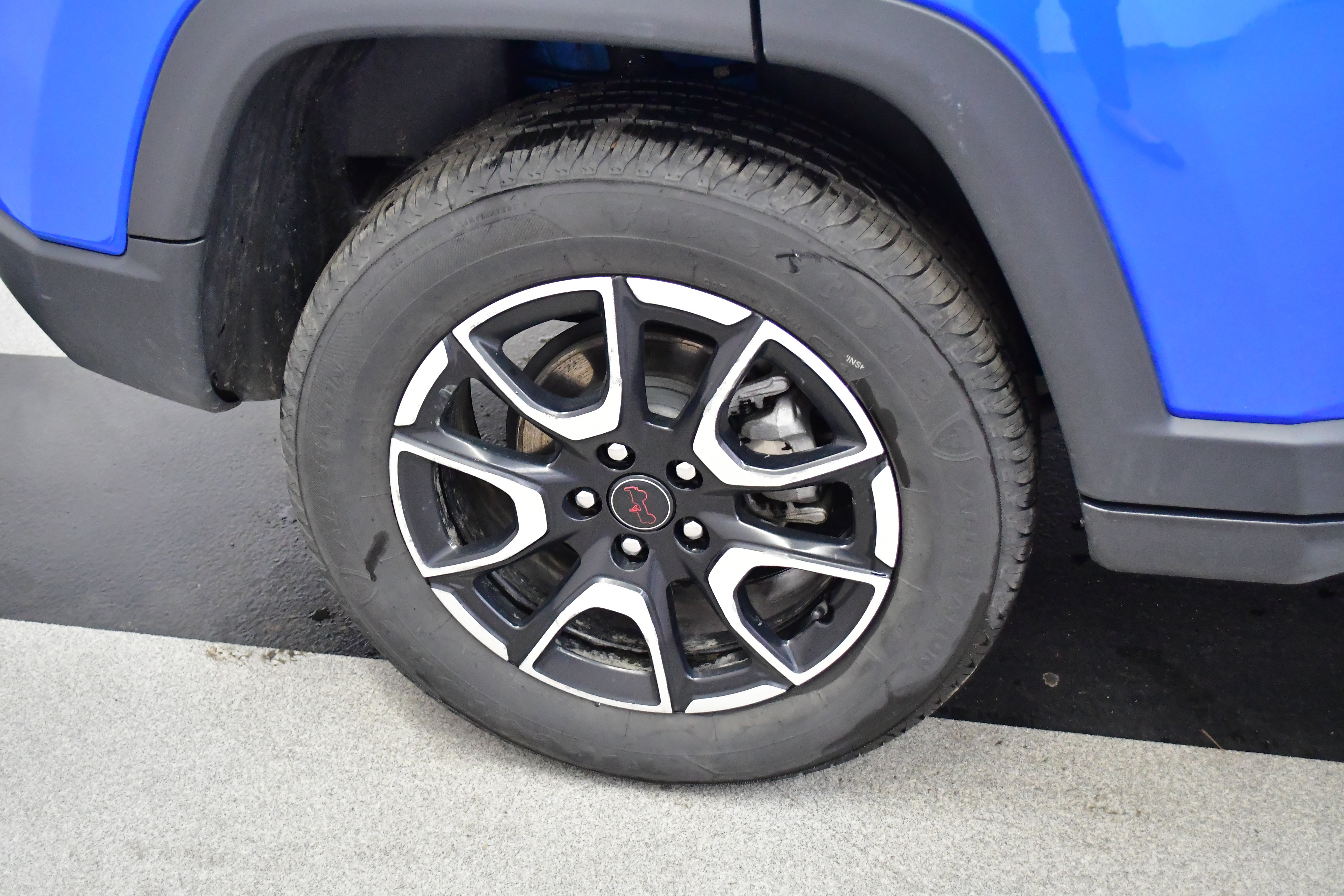 Used 2025 Jeep Compass Trailhawk image 35