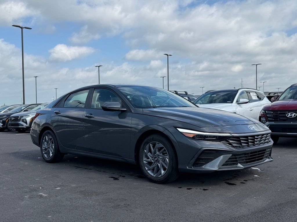 Used 2024 Hyundai Elantra SEL FWD image 3