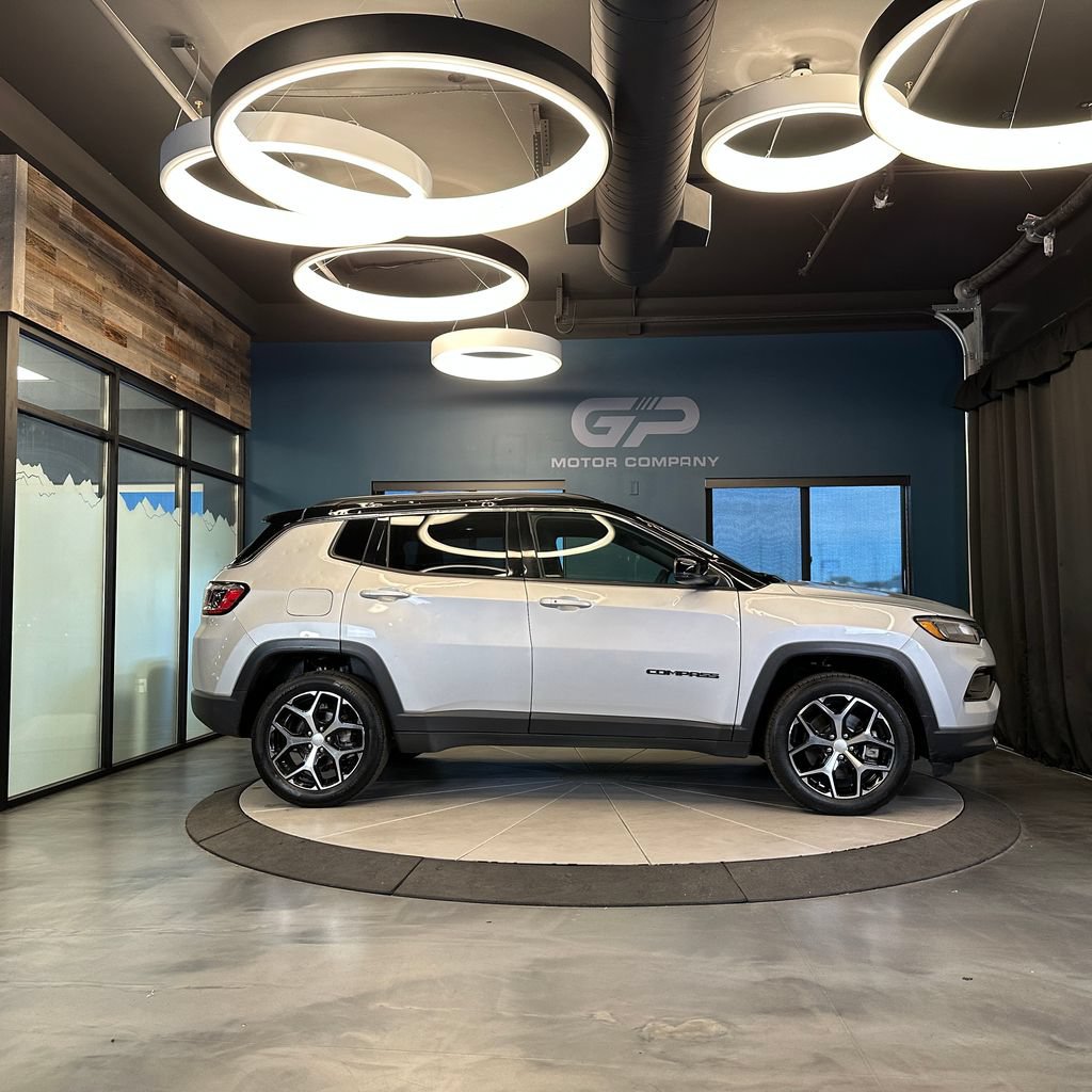 Used 2024 Jeep Compass Limited AWD/4WD image 2