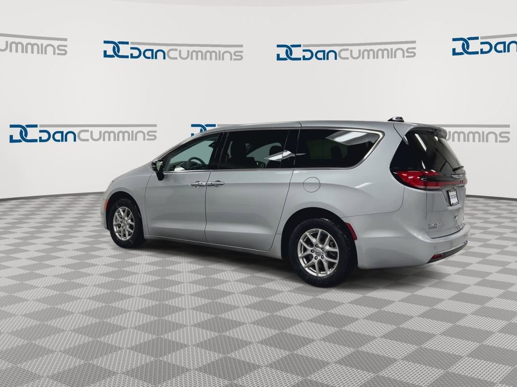 Used 2024 Chrysler Pacifica Touring-L image 6
