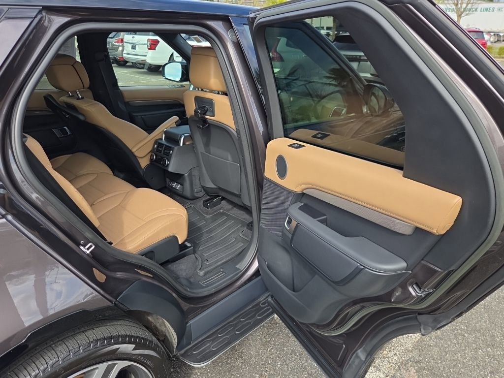 Certified 2023 Land Rover Discovery Metropolitan Edition AWD/4WD image 17