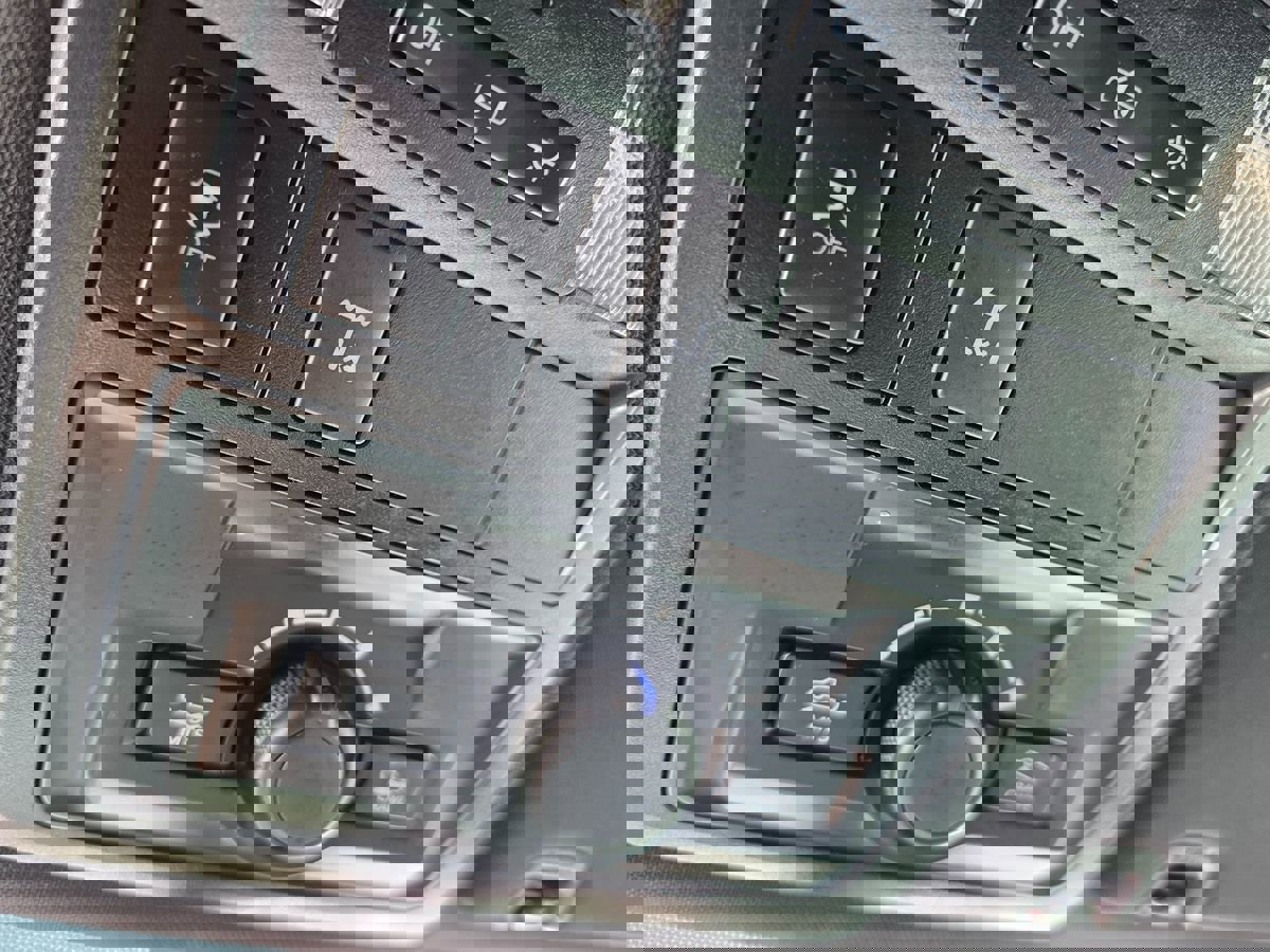 Used 2018 Toyota Tacoma TRD Off-Road w/ Technology Package image 40