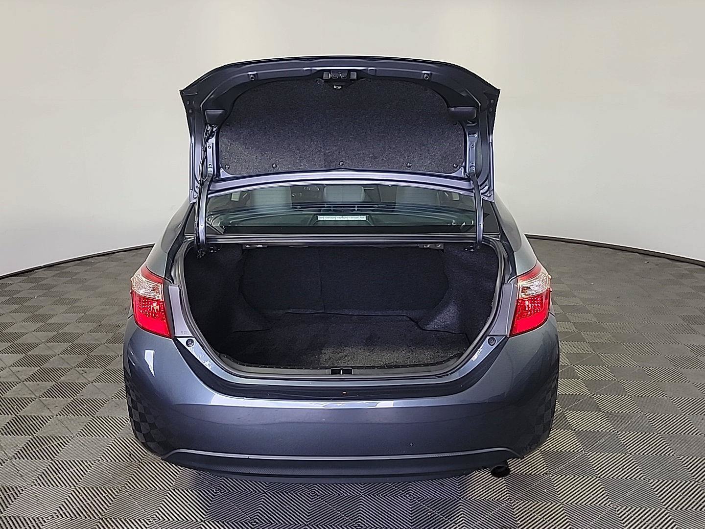 Used 2019 Toyota Corolla LE w/ Carpet Mat Package (TMS) FWD image 6