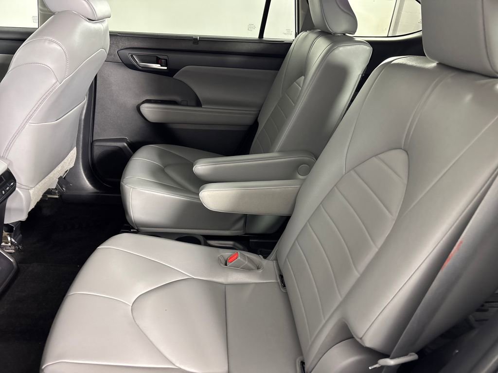 Used 2023 Toyota Highlander XLE image 30