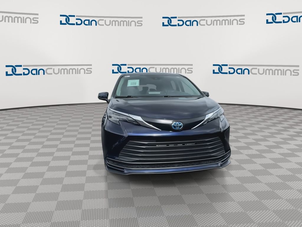 Used 2024 Toyota Sienna LE image 3