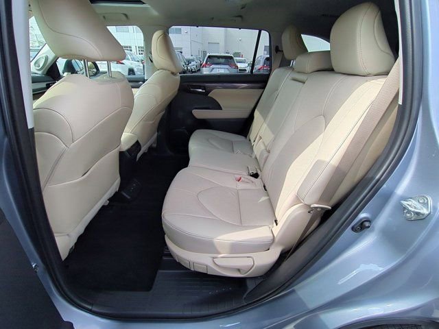 Used 2023 Toyota Highlander Limited FWD image 16
