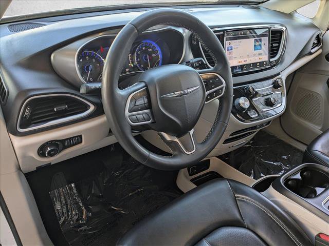 Used 2023 Chrysler Pacifica Touring-L image 10