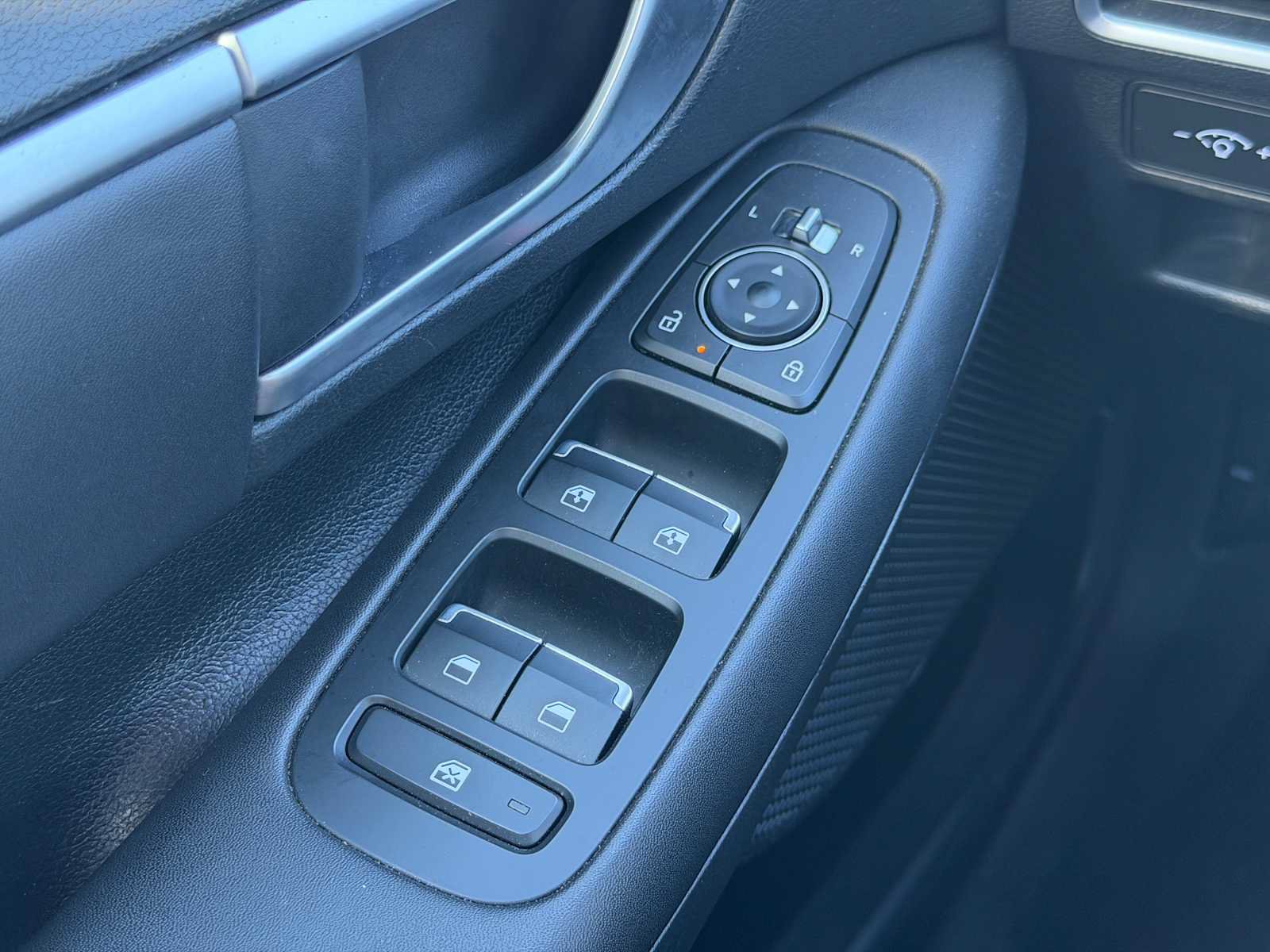 Used 2025 Hyundai Sonata SEL FWD image 4