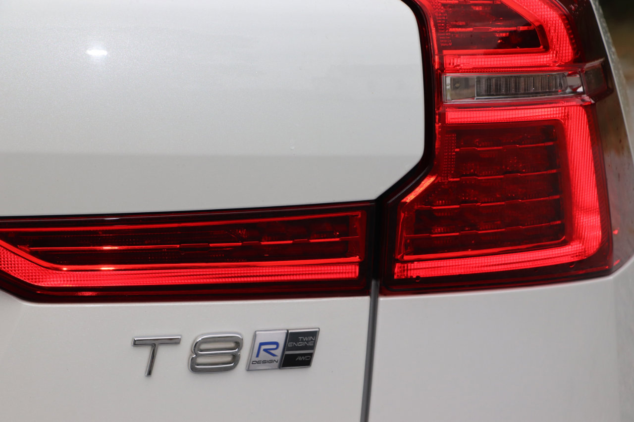 Used 2018 Volvo XC60 T8 R-Design w/ Convenience Package image 6