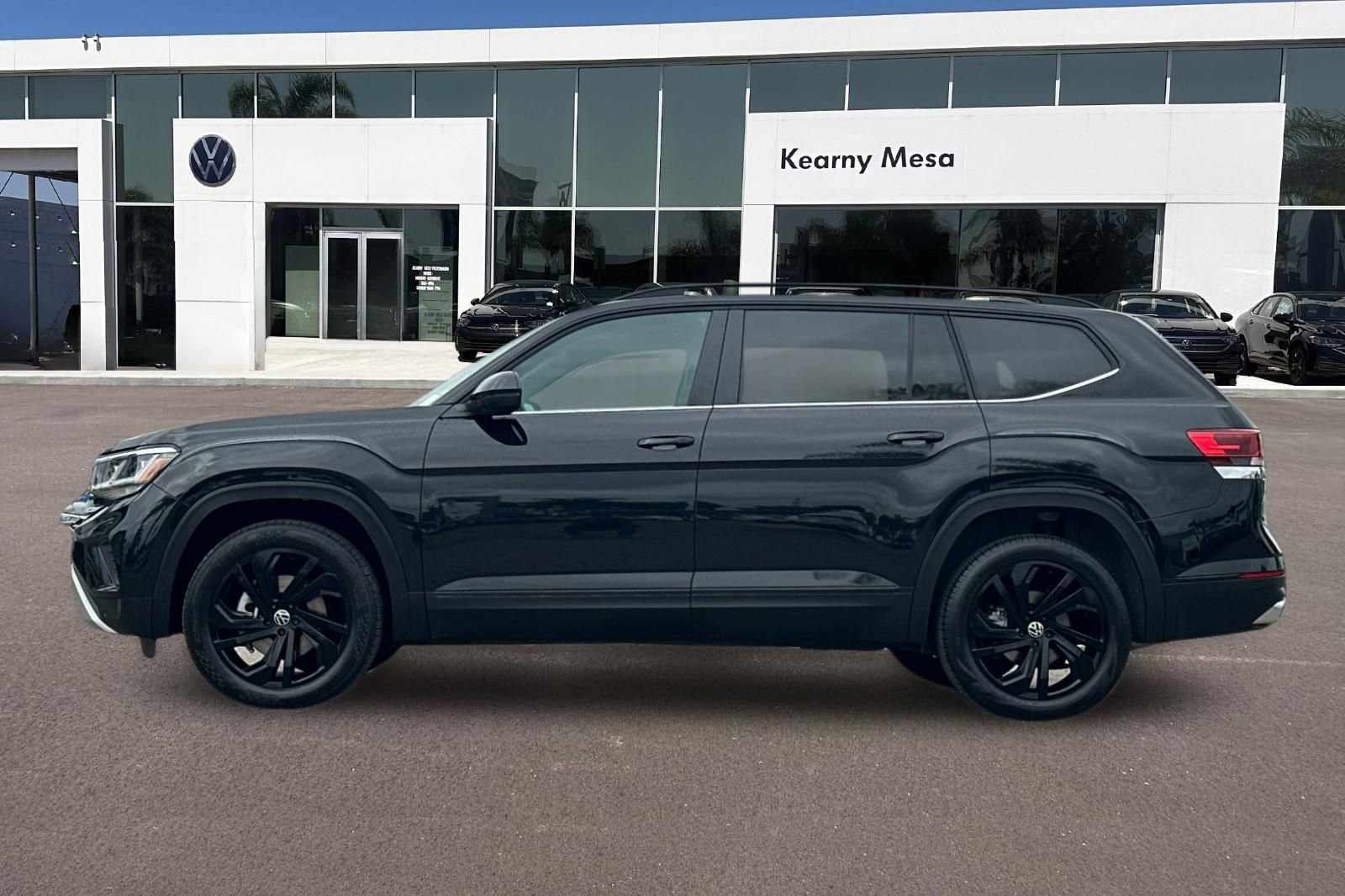 Used 2023 Volkswagen Atlas SE w/ Black Wheel Package FWD image 7
