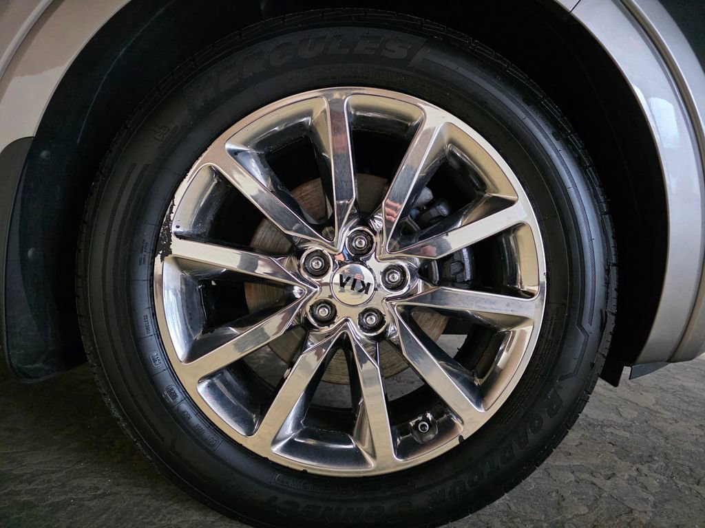 Used 2016 Kia Sorento SX image 28