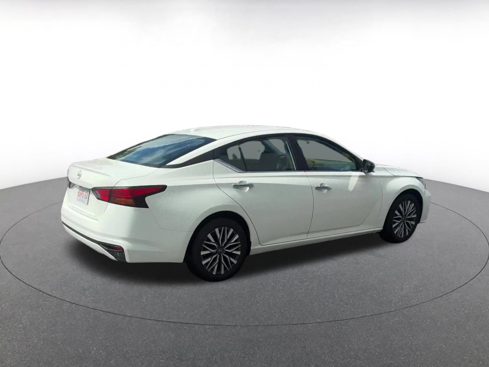 Used 2025 Nissan Altima 2.5 SV FWD image 12