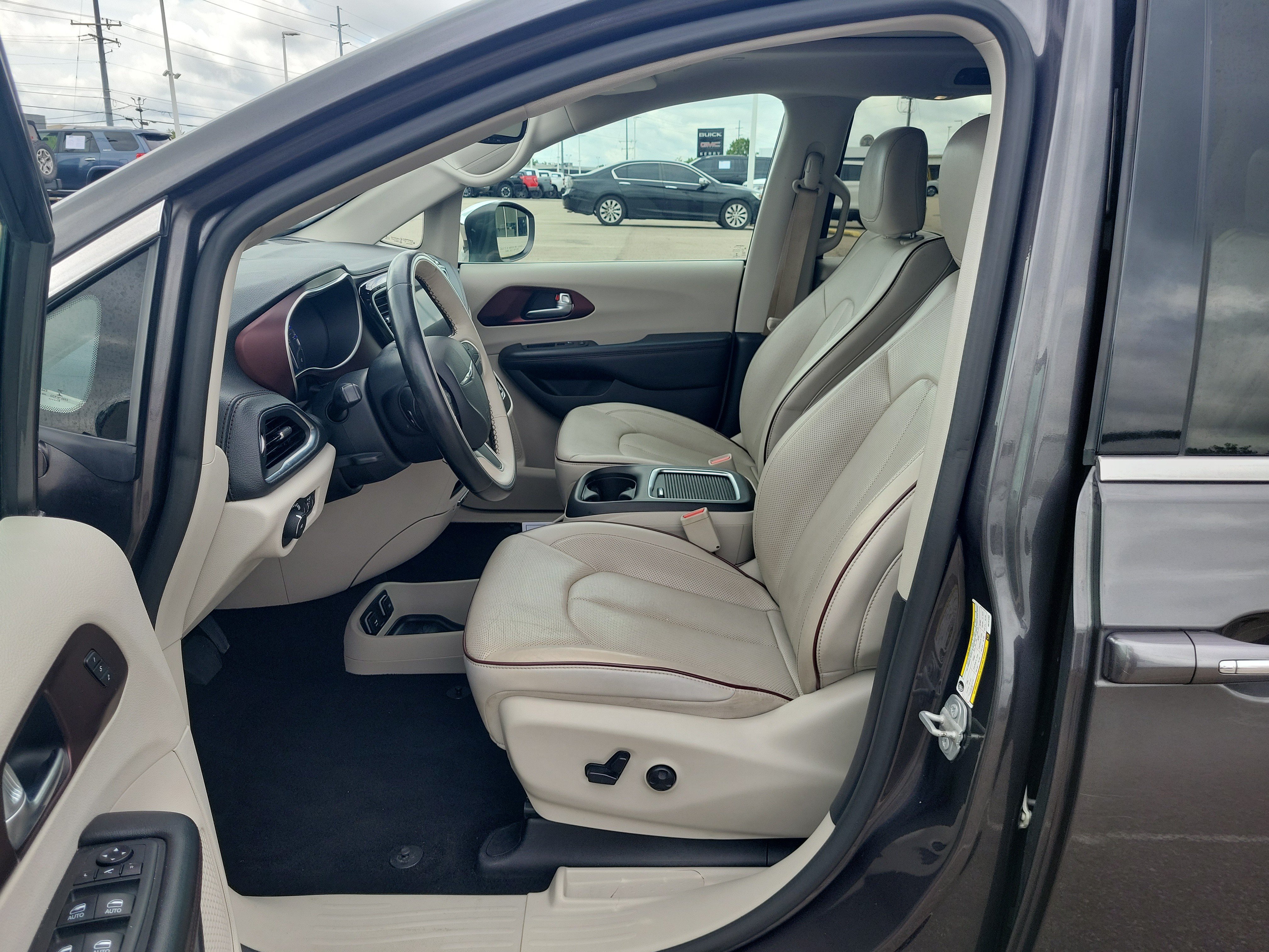Used 2019 Chrysler Pacifica Limited FWD image 16