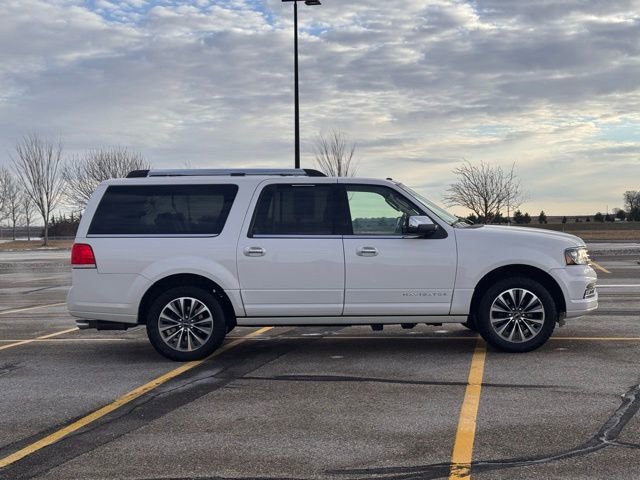 Used 2015 Lincoln Navigator L 4WD image 2