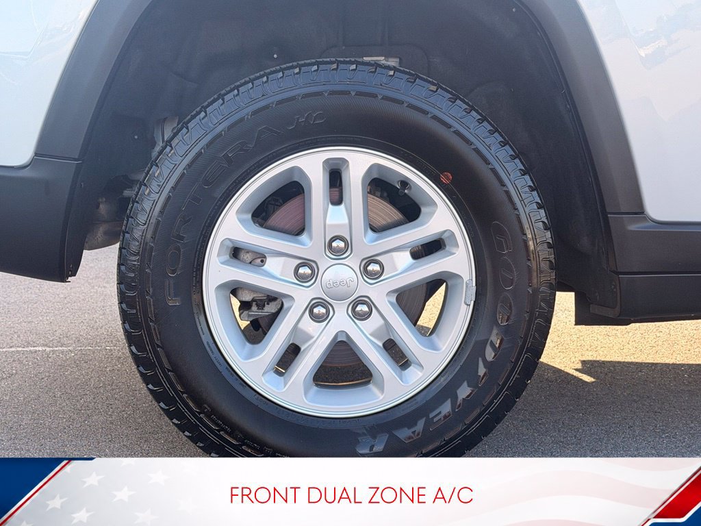 Used 2023 Jeep Grand Cherokee Laredo AWD/4WD image 3