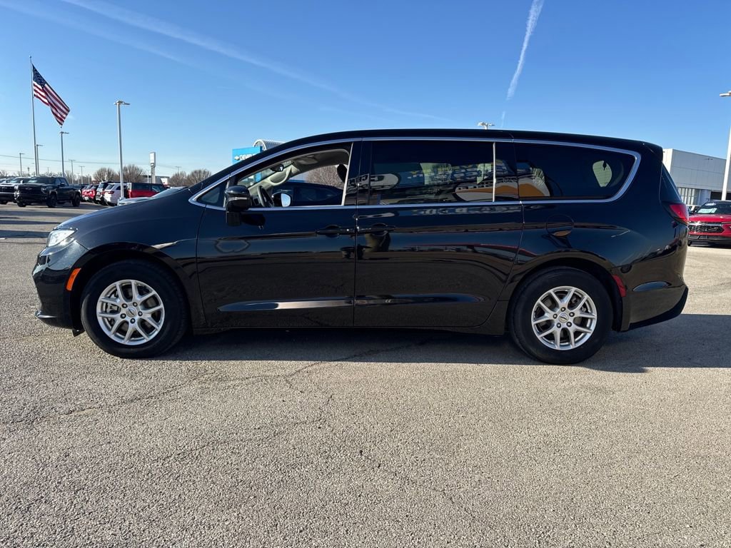 Used 2024 Chrysler Pacifica Touring-L image 3