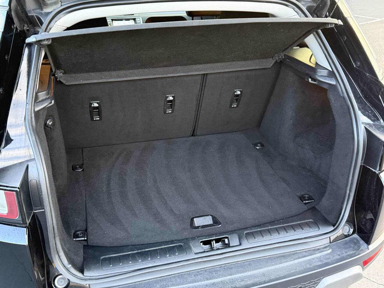 Used 2018 Land Rover Range Rover Evoque SE image 27