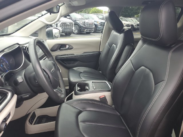 Used 2023 Chrysler Pacifica Touring-L FWD image 17