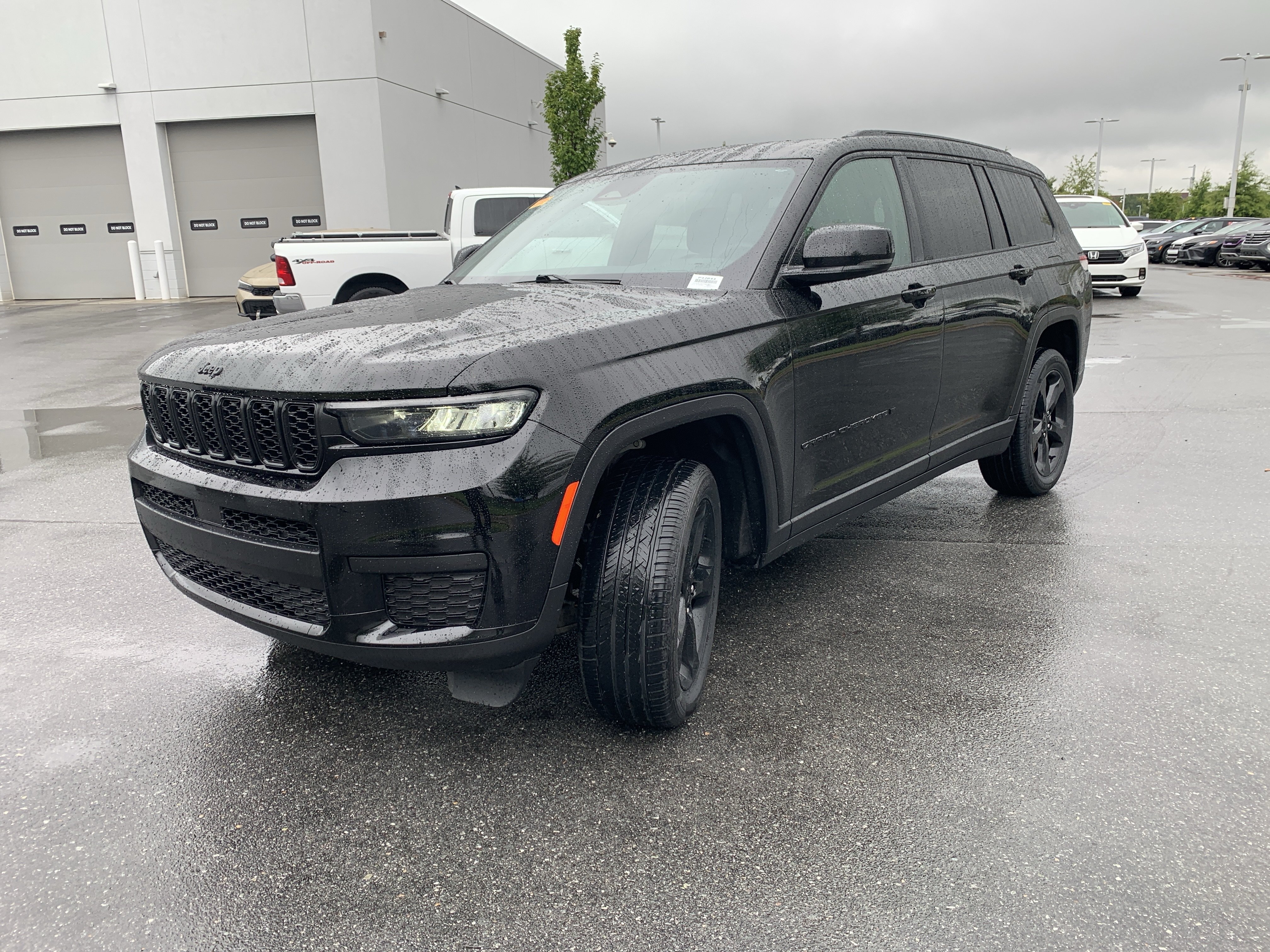 Used 2023 Jeep Grand Cherokee L Laredo AWD/4WD image 5