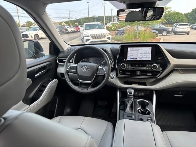 Used 2023 Toyota Highlander XLE AWD/4WD image 37
