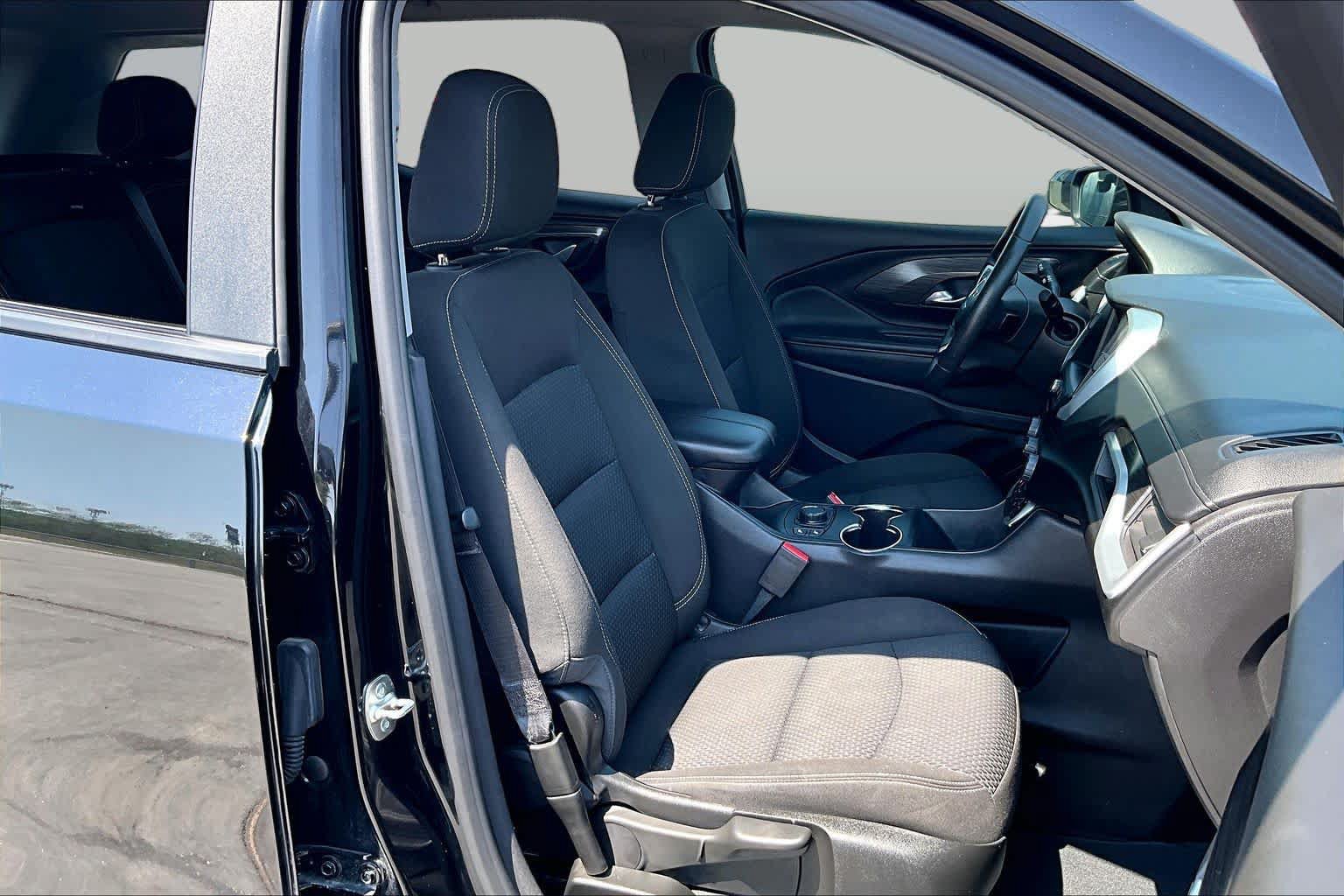 Used 2024 GMC Terrain SLE w/ Driver Convenience Package FWD image 16