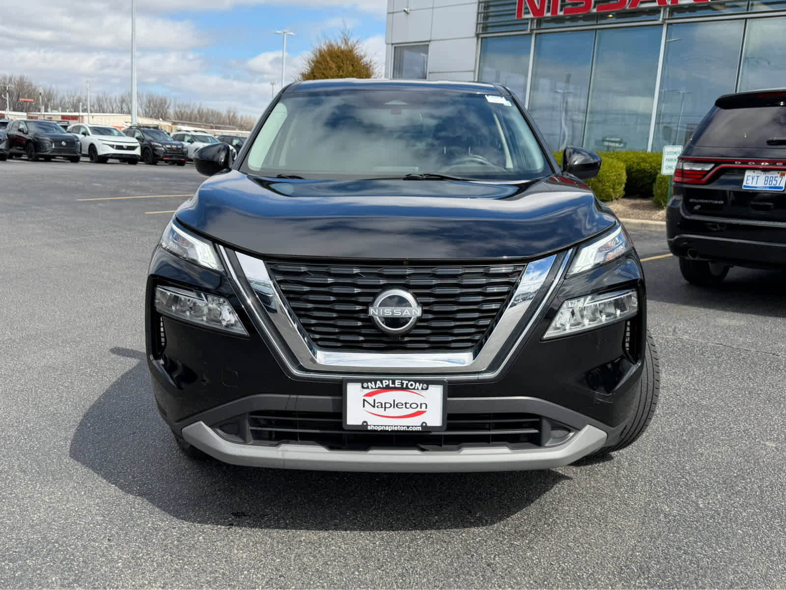 Used 2023 Nissan Rogue SV image 2