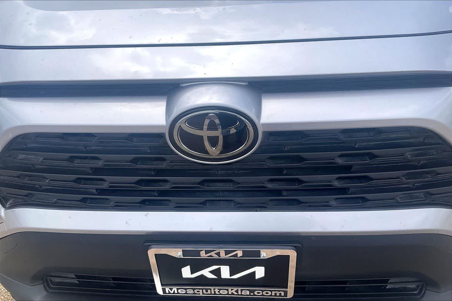 Used 2020 Toyota RAV4 XLE Premium AWD/4WD image 32