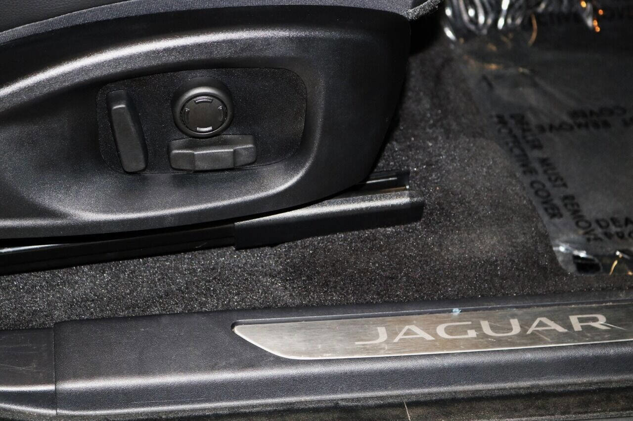 Used 2020 Jaguar E-PACE SE image 59