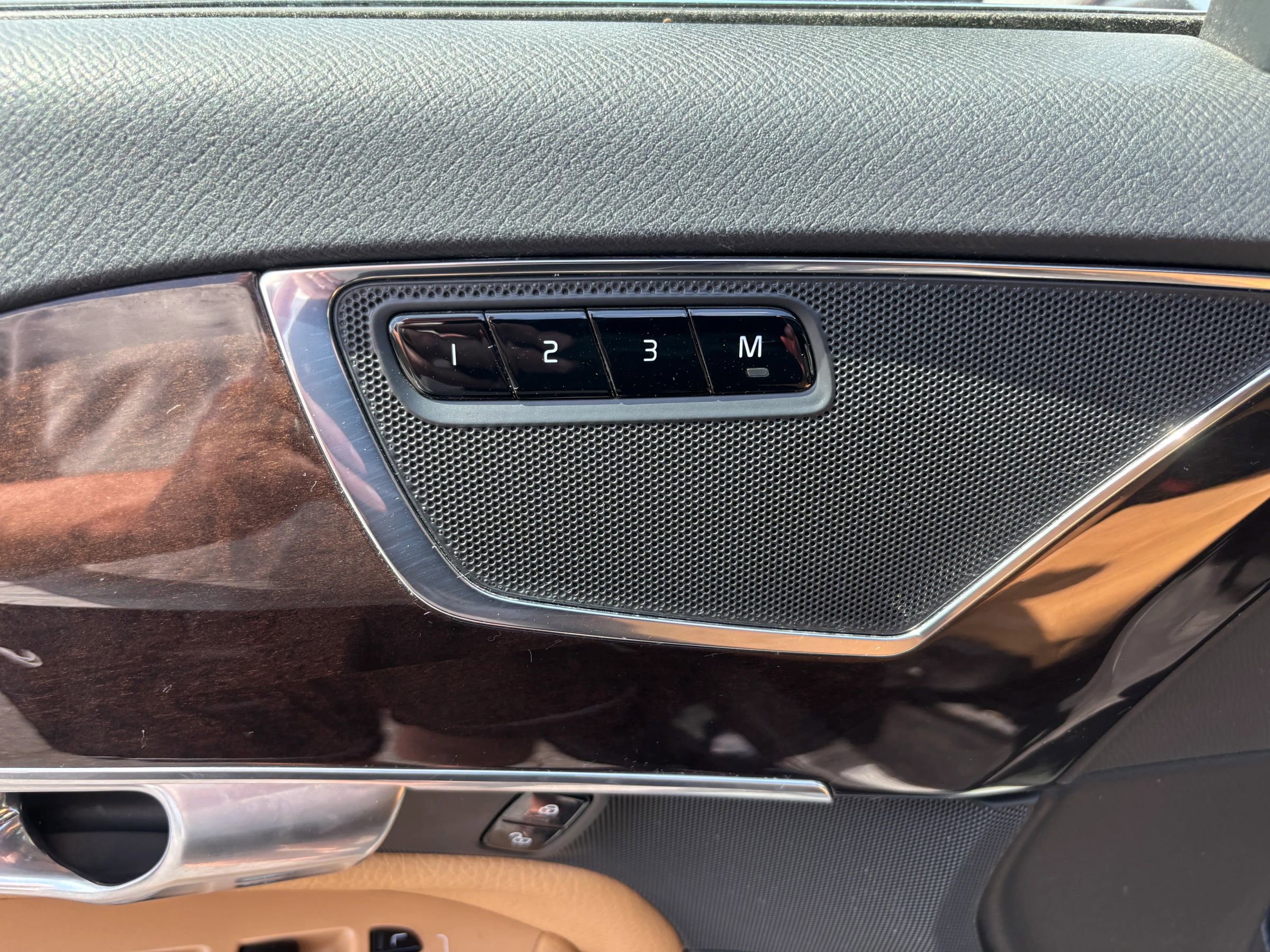 Used 2017 Volvo XC90 T6 Momentum w/ Vision Package AWD/4WD image 16