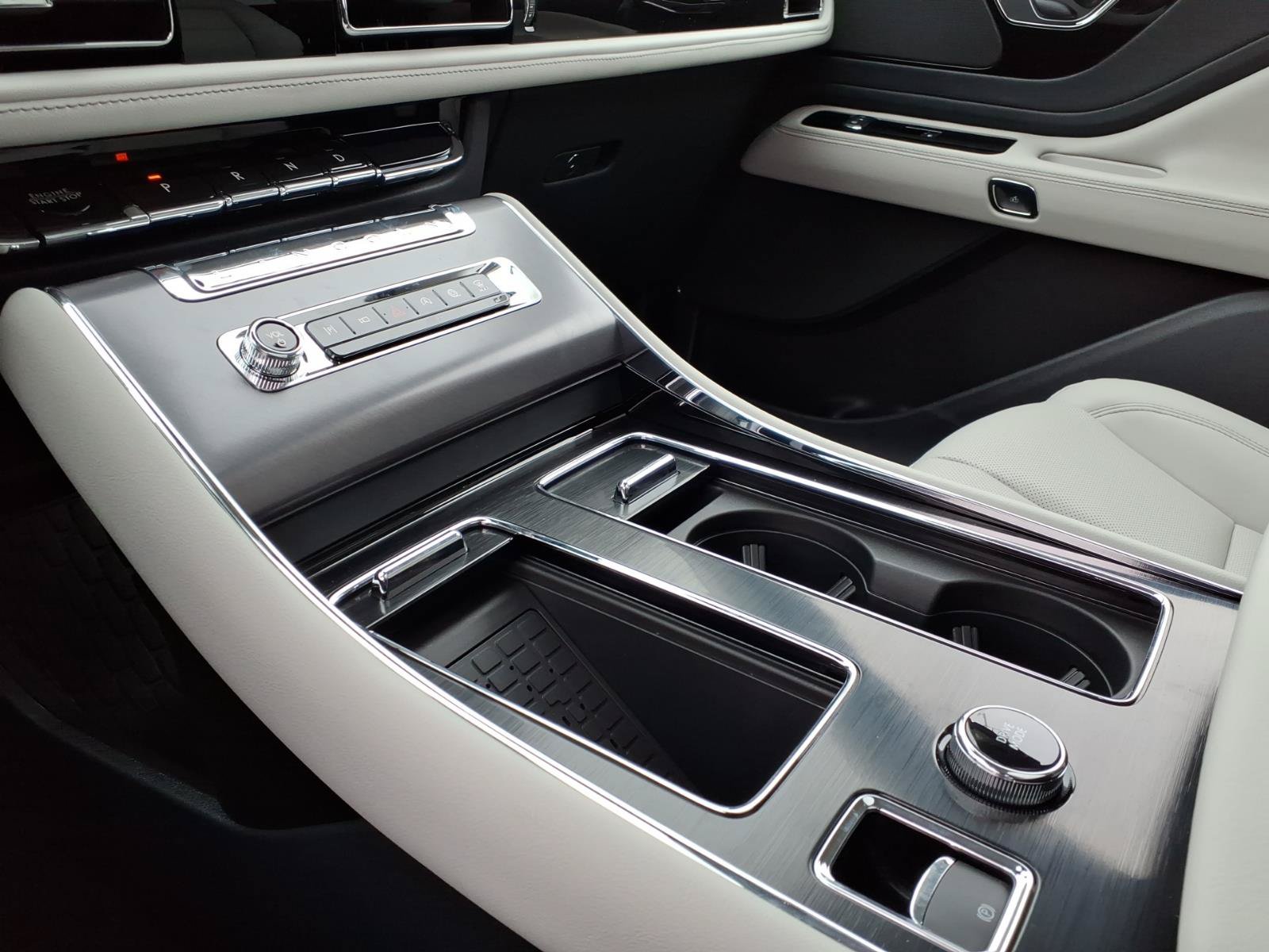 New 2026 Lincoln Aviator AWD w/ Jet Appearance Package image 17